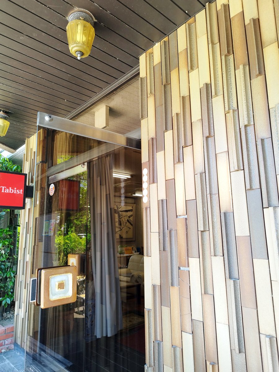 newelvis2023's tweet photo. 昨日は尾張旭さもと館にて旅館マルシェ出店ありがとうございました！さもと館は創業74年の老舗旅館。昭和感満載で当店の昭和の黄色いカレーとも相性ばっちりでした！👍🍛 https://t.co/T4bc0jbNpu