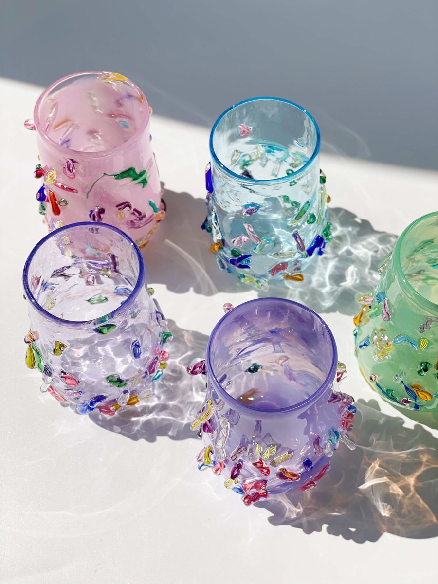 justine160997's tweet photo. DIY your own galaxy jar in 5 mins!  Layer glitter, water u0026 food coloring—shake for a mini universe. Perfect desk decor or gift. #DIYCrafts #GalaxyMagic https://t.co/IYGZfwre2Q