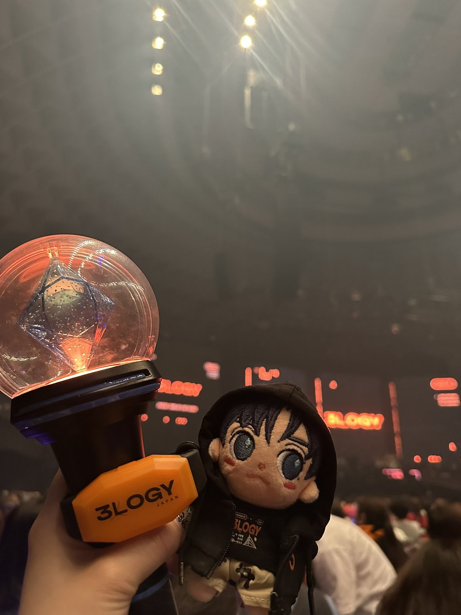 fo0622's tweet photo. #3LOGY
 横浜、神戸と楽しかった幸せだった！
やっぱり歌上手い、楽器上手くて音操れる
顔がいい、喋り上手い、可愛い、努力が目に見える、、、
ヨンファさんの溢れすぎてる魅力に
溺れすぎてる自分。。笑

バランスのいいセトリ最高すぎたし
面白すぎてしんどいほど笑ったし
絡みが可愛すぎてニヤケも止まらなかったし
でも、最近は色んな感情があって、
ただ好きって気持ちだけだった学生の頃
とは違って、本当に涙無しでは見れない。。
CNBLUEと過ごしてきた17年間
自分の人生の半分以上
愛とか感謝とか幸せとか、色んなものが
大きくなりすぎてます。
最後の3人のMC、やばかったな
本当にありがとうと大好きしかない

オーラス本当に熱気がすごくて鳥肌物だったな
最後のｲﾝﾏｲﾍは嬉しかったしヨンファさんの
CNBLUE FOREVER、胸に刺さりすぎた

またすぐ会いたいなぁ

#CNBLUE