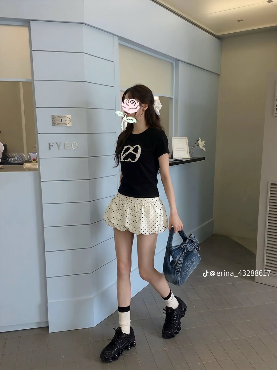 b_rinnatural's tweet photo. 『結局こういう服が1番モテる』を体現した大学生モノトーンコーデする子発見👀🖤 https://t.co/YJDUFDzlj2