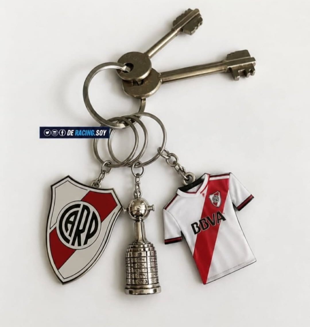 ACABO DE ENCONTRAR LAS LLAVES
HOY DUERMO ADENTRO
POBRES LOS QUE DUERMEN AFUERA