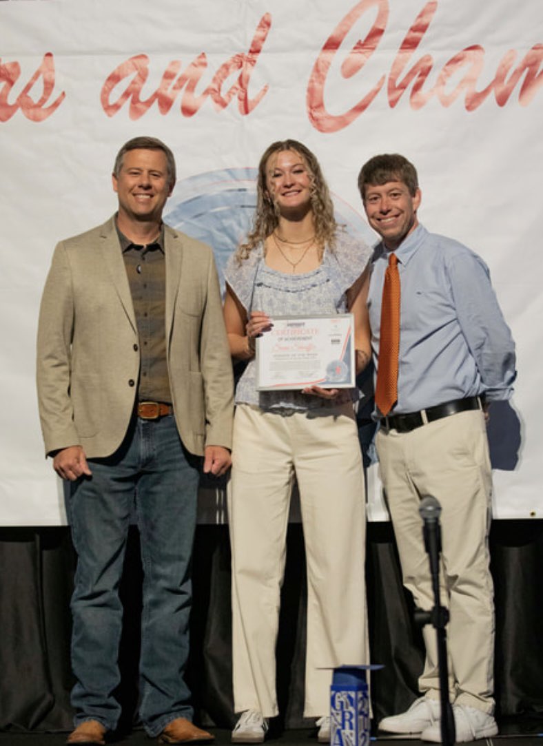 SamiSheaffer's tweet photo. Had an AMAZING time at the Patriot Night of Scholars and Champions! 
So thankful for this community and opportunity’s i’ve been given. 💙🤍
@lb_basketball @justyn_shaw https://t.co/DEfAaDe4i1