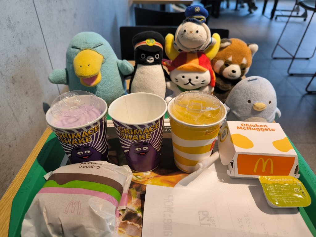 お昼もマクドナルドにきました。 グリマスシェイクのコップ欲しいこと