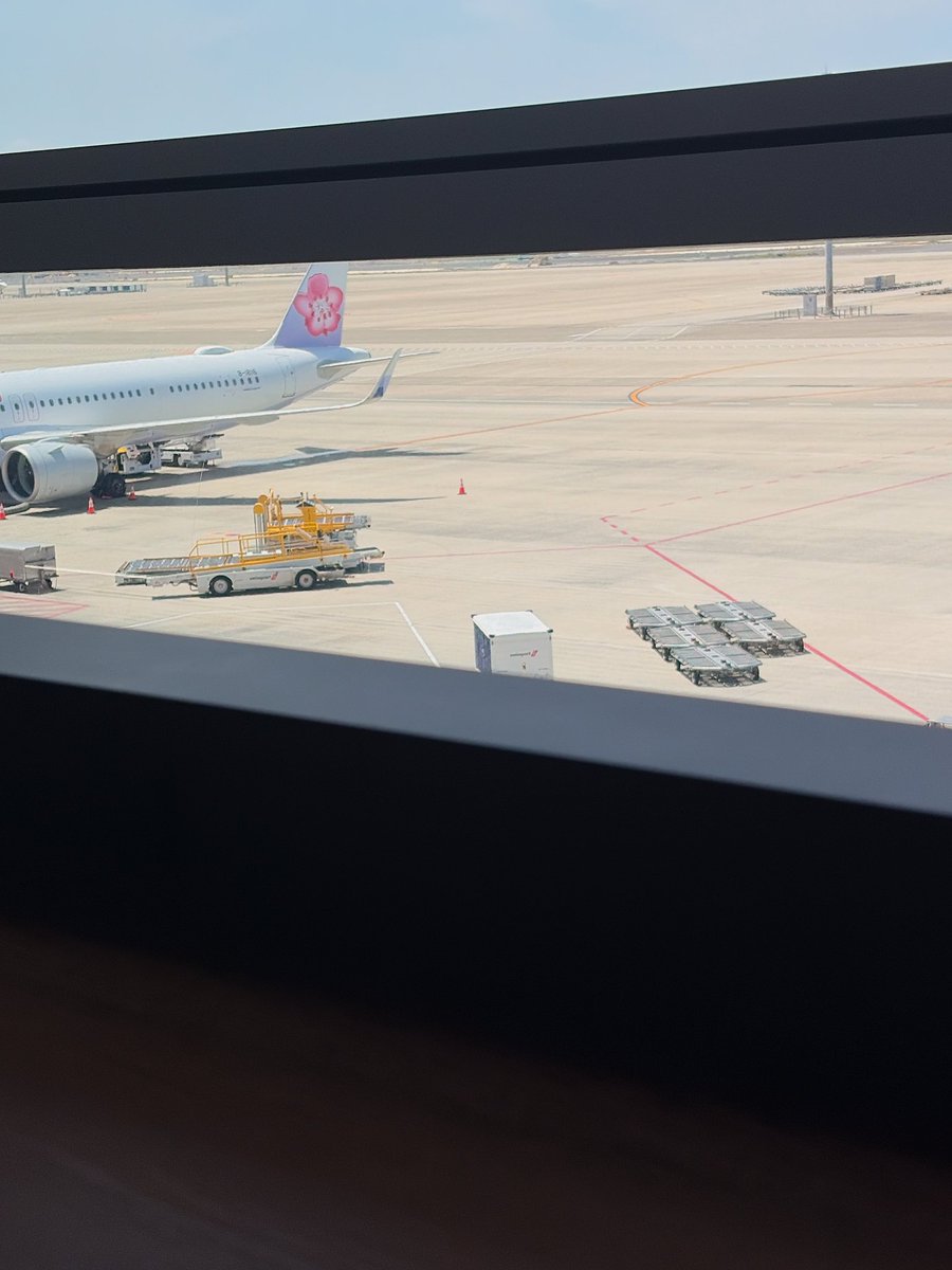Freshjuice_09's tweet photo. 空港着いた〜 https://t.co/xRjn5LwohO