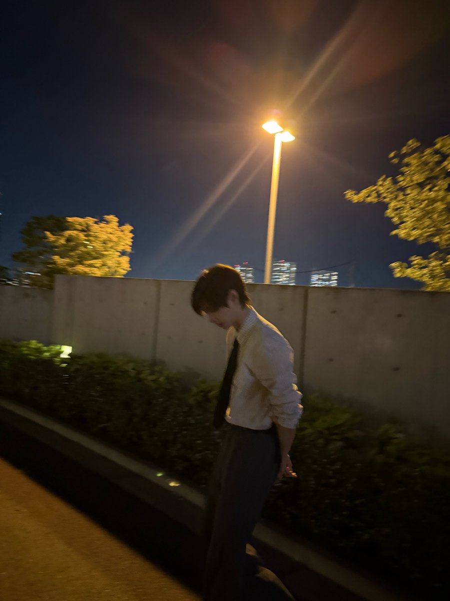 キムソンミン】 僕と夜のお散歩に行こう！待ってるから🚶 #김성민