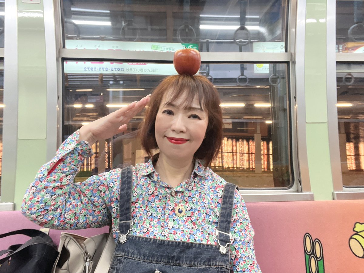 まもなく終点🚋🌈

参加型企画展
「虹を渡るまほろば号展」
5/17（日）まで

「まだ乗ってない！」
「まだ一色置いてない！」

ギリギリ乗車、大歓迎🍎笑
どうぞお乗り遅れなく

本日月曜も営業
次は金曜から✨

※敬礼してるのは京都の嵐電🚋
まほろば号に似てる

#ならまち #奈良観光 #参加型アート