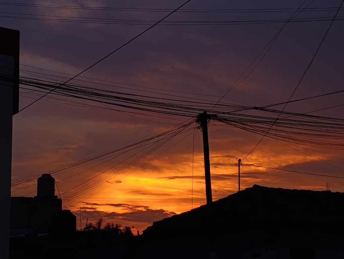 ChiapasMeteo's tweet photo. 🌇 Intensos colores al anochecer de este 10 de mayo de 2026 en Teopisca, Chiapas. Las fotos las comparte Lupita Navarro 📸
#mayo #fyp #Chiapas #clouds #México #sendnubes #sunset #anochecer #Teopisca #teopiscachiapas #10demayo https://t.co/0GSKEgmLHP