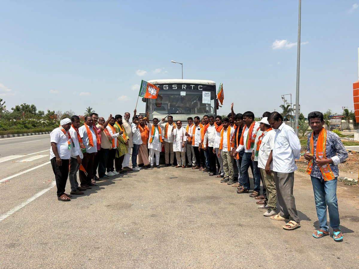 SUBHASH4BJP_'s tweet photo. స్టేషన్ ఘన్పూర్ నియోజకవర్గం:-
ఛలో పరేడ్ గ్రౌండ్స్ బహిరంగ సభకు రాష్ట్ర నాయకులు బొజ్జపల్లి సుభాష్ ఆధ్వర్యంలో స్టేషన్ ఘన్పూర్ నియోజకవర్గం నుండి అధిక సంఖ్యలో బీజేపీ శ్రేణులు బయలుదేరారు.

జై మోదీ, జై భారత్, జై శ్రీరామ్ https://t.co/CilEOXbLXO