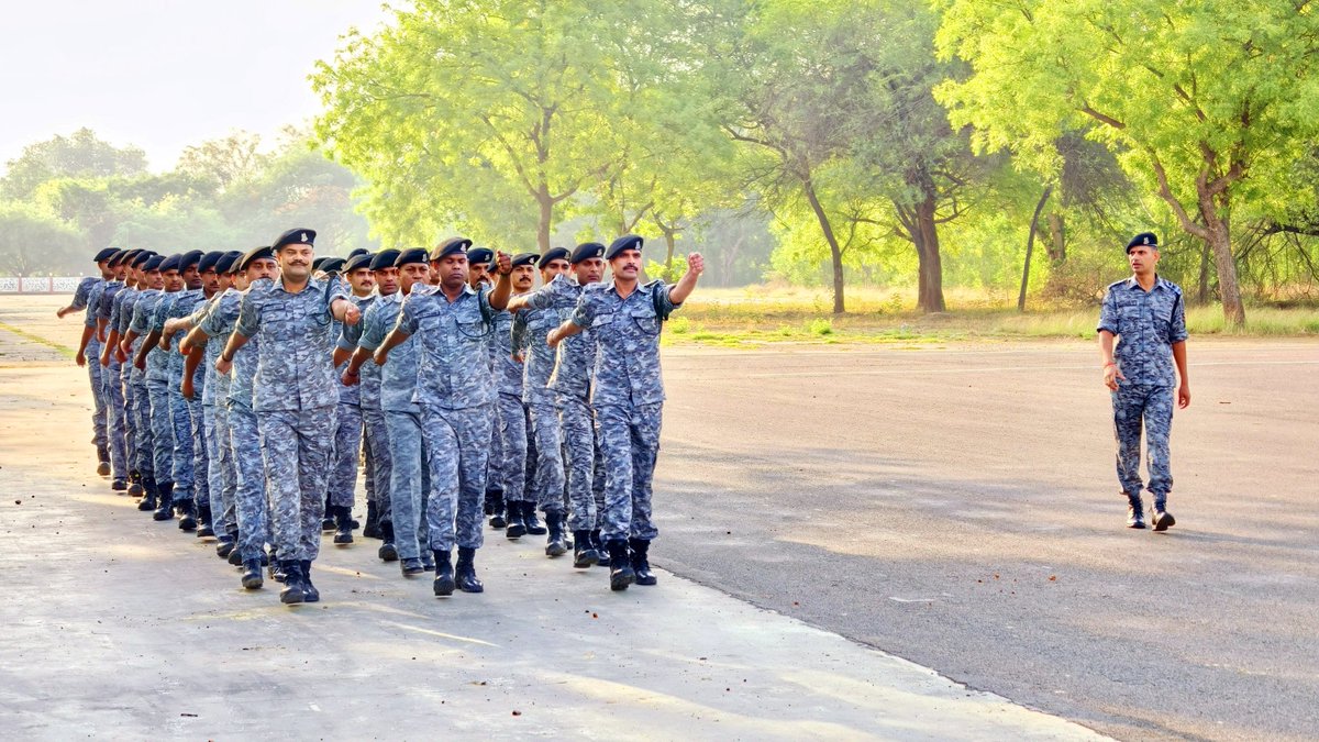 Comdt224Crpf's tweet photo. 224 बटालियन का एक और शानदार प्रदर्शन! 🥇
साप्ताहिक परेड (GC प्रयागराज) में प्रथम स्थान और ट्रॉफी जीतकर जवानों ने अपने बेहतरीन अनुशासन का परिचय दिया। 🏆🫡
#Victory #Discipline #224VIPSecurity https://t.co/lOGyLMuJsN