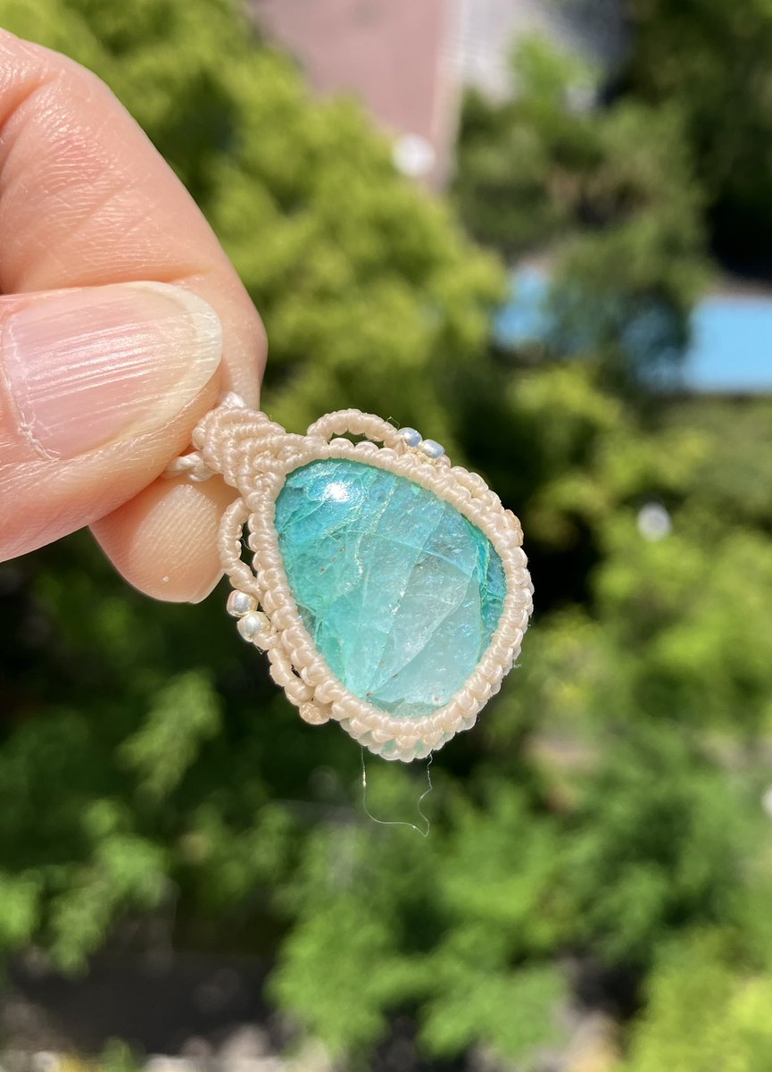 Lazward_labo's tweet photo. 綺麗な色味のクリソコラクォーツを結編んでネックレスに

💠return &amp; around💠

風が心地よくて散歩にはいい陽気

#鉱物 #クリスタル #クリソコラクォーツ
#エネルギーツール #マクラメ編み https://t.co/tk9V6AGINB