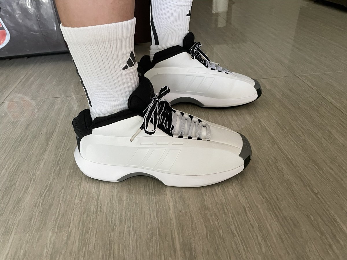 XMbeckham01's tweet photo. 随着年龄增长，身体机能下滑，篮球的最大乐趣慢慢的变成球鞋穿搭，或许这就是中年男子的无奈吧，学会妥协。。。 https://t.co/aClVEufibH