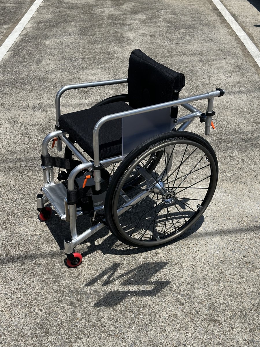 MPwheelchairs's tweet photo. ✨「MP F-MAX」がカッコよすぎる！✨🔥

激しい攻防に耐えるため、
ピストに固定して戦うタイヤはノーパンク仕様！⚙️💎

特徴的なクリアボードや、
身体を支えるグラブバーなど、
勝つための機能美が凝縮されています！🤺✨

一瞬の隙も許さない、最��の世界へ！
アタック！⚡️🏆🌈 https://t.co/8OUHWlV0t5