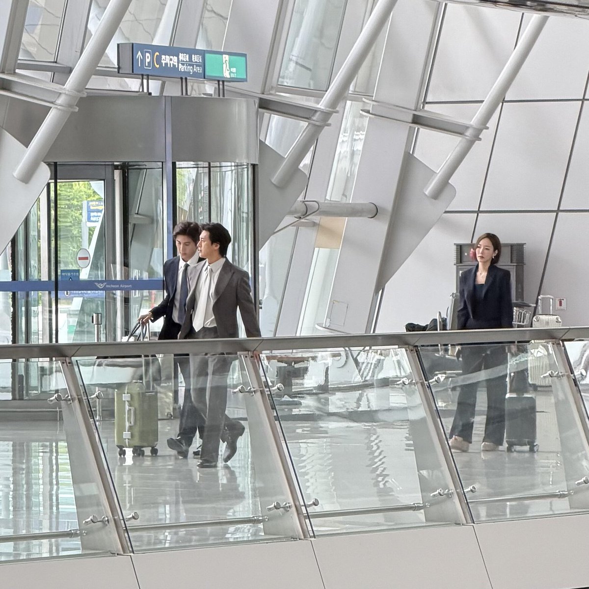 Txyuuu3's tweet photo. ParkMinYoung and GoSoo were spotted filming Nine to Six at ICN Terminal 1

#ParkMinYoung #박민영 #NinetoSix #나인투식스 https://t.co/1vA78jgjqN