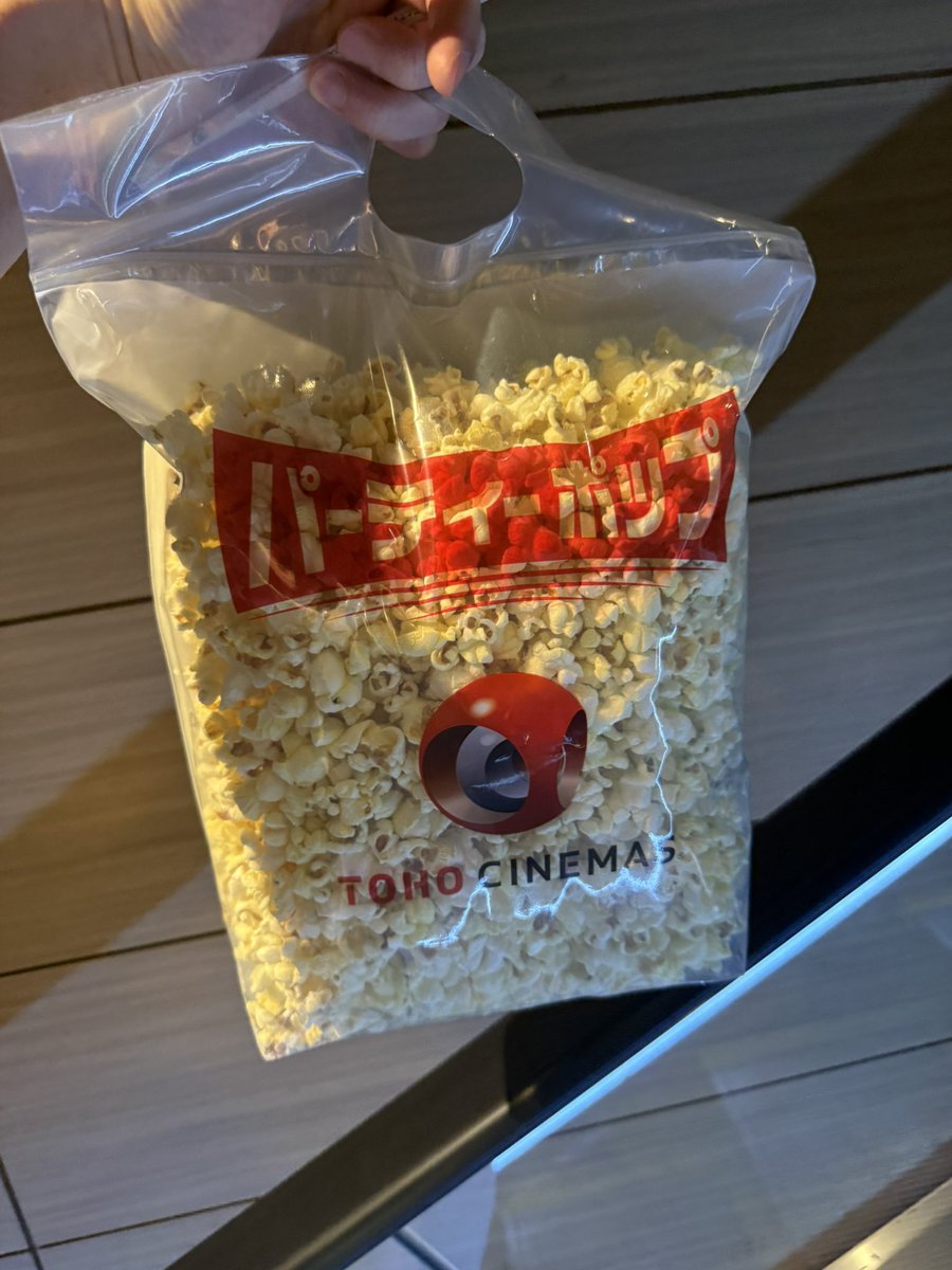 m_okmitc's tweet photo. トーホーのポップコーン🍿好きすぎて、普通のドリンクセットのやつと追加で持ち帰り用買ったんだけど、これのさらにでかいやつとドリンクにしとけば持ち帰りもできたからよかったじゃんね https://t.co/MVHdI7UikS