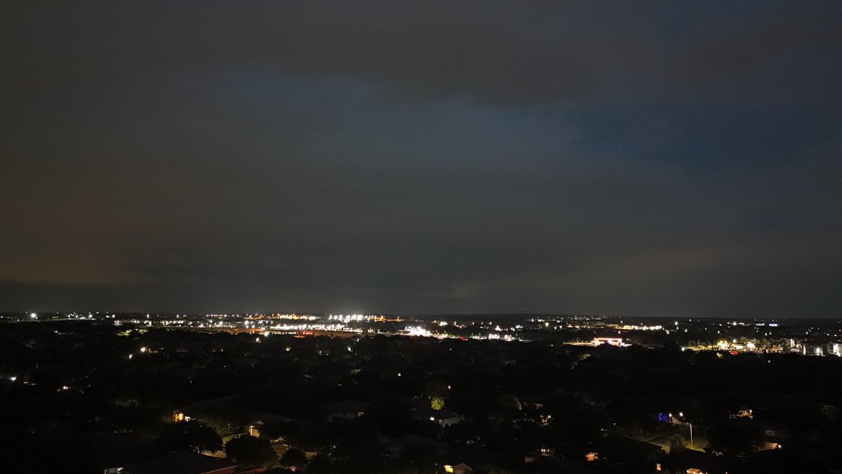Foster97Mark's tweet photo. Storms moving through the area, #txwx #atx #atxwx #austin #austintx  #Storms #Texas https://t.co/T9vqC6OqkA