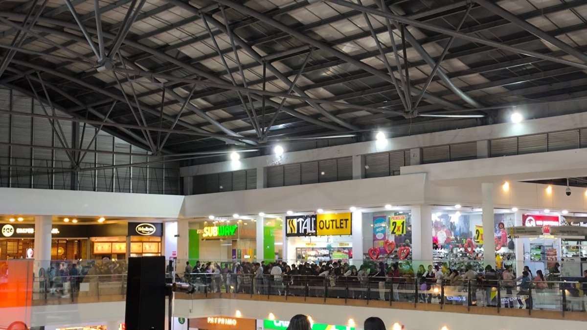 Yo amo Crepes &amp; Waffles, soy su defensora #1. ¿Pero qué necesidad de hacer semejante fila como si no existieran más restaurantes? Peor aún, ¿qué necesidad de someter a esa fila y espera a sus mamás dizque por el Día de la Madre? Hombre, vayan otro día. Qué vaina tan innecesaria.