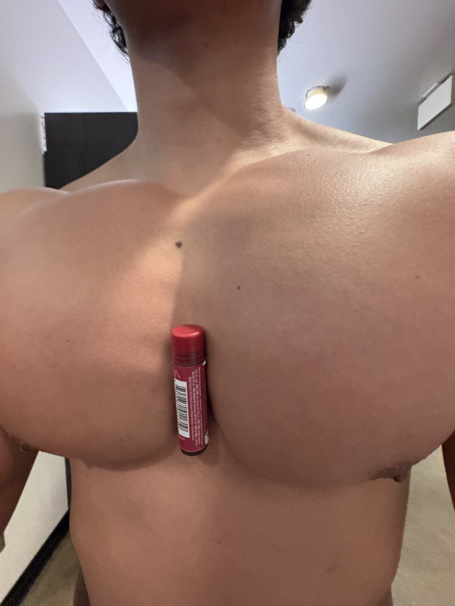 conspiringnut's tweet photo. Chest day, chapstick to scale https://t.co/Uwv6SbV617