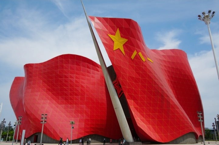 David11852505's tweet photo. 如果要选一种颜色代表信仰，
那一定是这抹耀眼的“中国红”✨
来英雄城南昌，这几个地方一定要去打卡！ https://t.co/g8jSjoGoqu