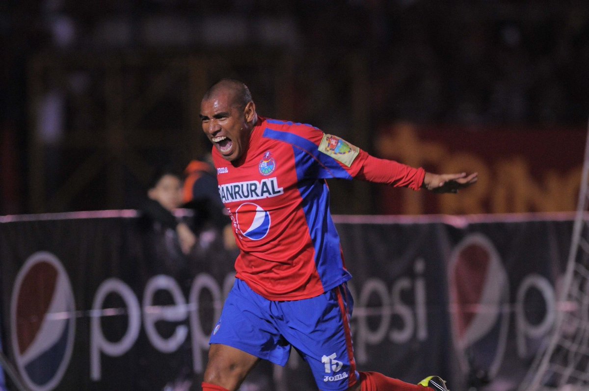 Final de ida en casa contra Xela? Me recuerda a este señor, a lo que pasó la noche de esa foto y a cómo lo celebró.

Quiero que se repita la ocasión.