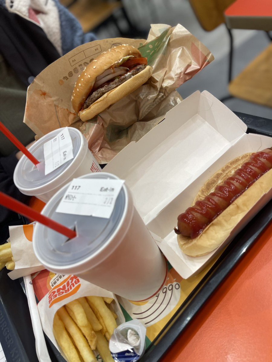 rika_neko1's tweet photo. 初めて母とバーガーキング( '༥'  )ŧ‹”ŧ‹” https://t.co/jIvpirtiGE