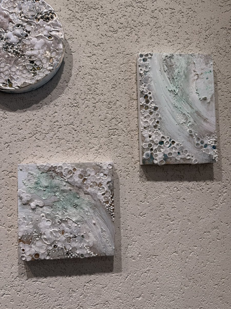 douseiji5's tweet photo. .
美和いちこさんの個展。
mea silva
私の森

に行ってきました。

自分の中にうごめく
様々な感覚、感情、思考を

闇深い森
光きらめく森
に例えて

美しさと大胆さの作品達でした。

万博にも出展されたいすは座りごごち良かったです。

5月12日(火)まで
会場　自在空間Art Step https://t.co/Z7a3XdnUWN