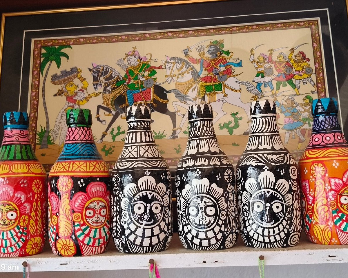 KumarSande48175's tweet photo. @abcdentminded Btw these are from a special type art style called "pattachitra" from odisha state where they worship lord jagannath.. and these paintings mainly revolve around depicting lord jagannath/vishnu or nature.. https://t.co/aAfOIpiiMG