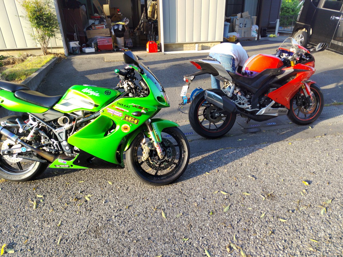 krr150ssr's tweet photo. 午後の静寂を切り裂く、青白い煙と甲高い排気音。
YAMAHA R-15 改め、R15RR。
現行の皮を被った、狂暴な2ストローク。
修理を終えて目覚める瞬間が、今から待ち遠しい。#R15 #YMAHA https://t.co/U8y1XeF6Kn