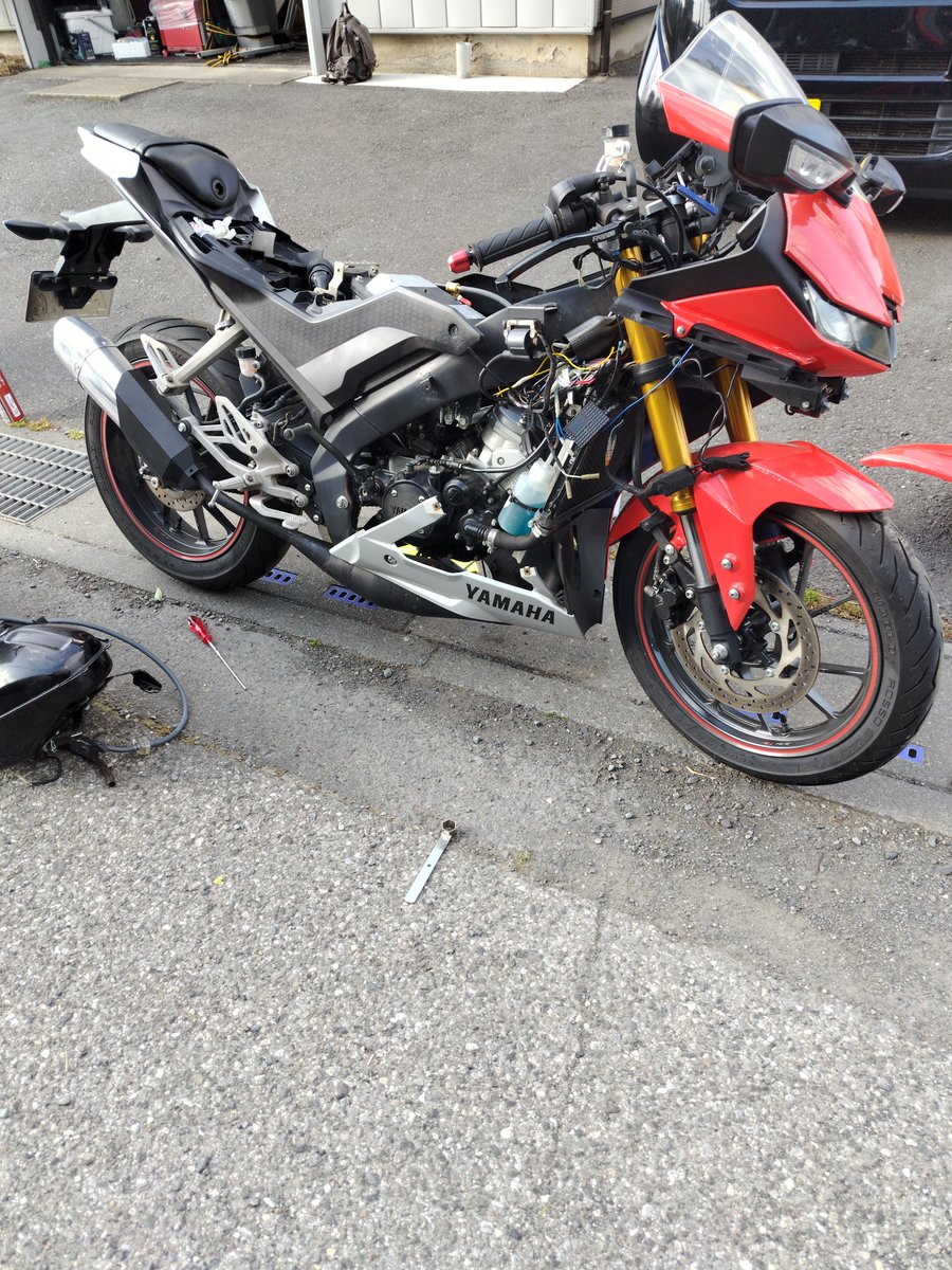 krr150ssr's tweet photo. 午後の静寂を切り裂く、青白い煙と甲高い排気音。
YAMAHA R-15 改め、R15RR。
現行の皮を被った、狂暴な2ストローク。
修理を終えて目覚める瞬間が、今から待ち遠しい。#R15 #YMAHA https://t.co/U8y1XeF6Kn