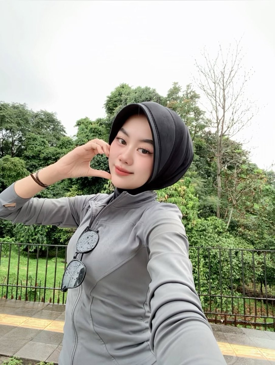 satin_shiny's tweet photo. Lihat setelan cewek pake jilbab dinas sama jaket uv ketat ini bawaannya sange terus pengen ngajak ngewe terus crott di jilbab dinas nya sambil digesek gesek ahhh 💦💦💦 https://t.co/RucoKsvrCW