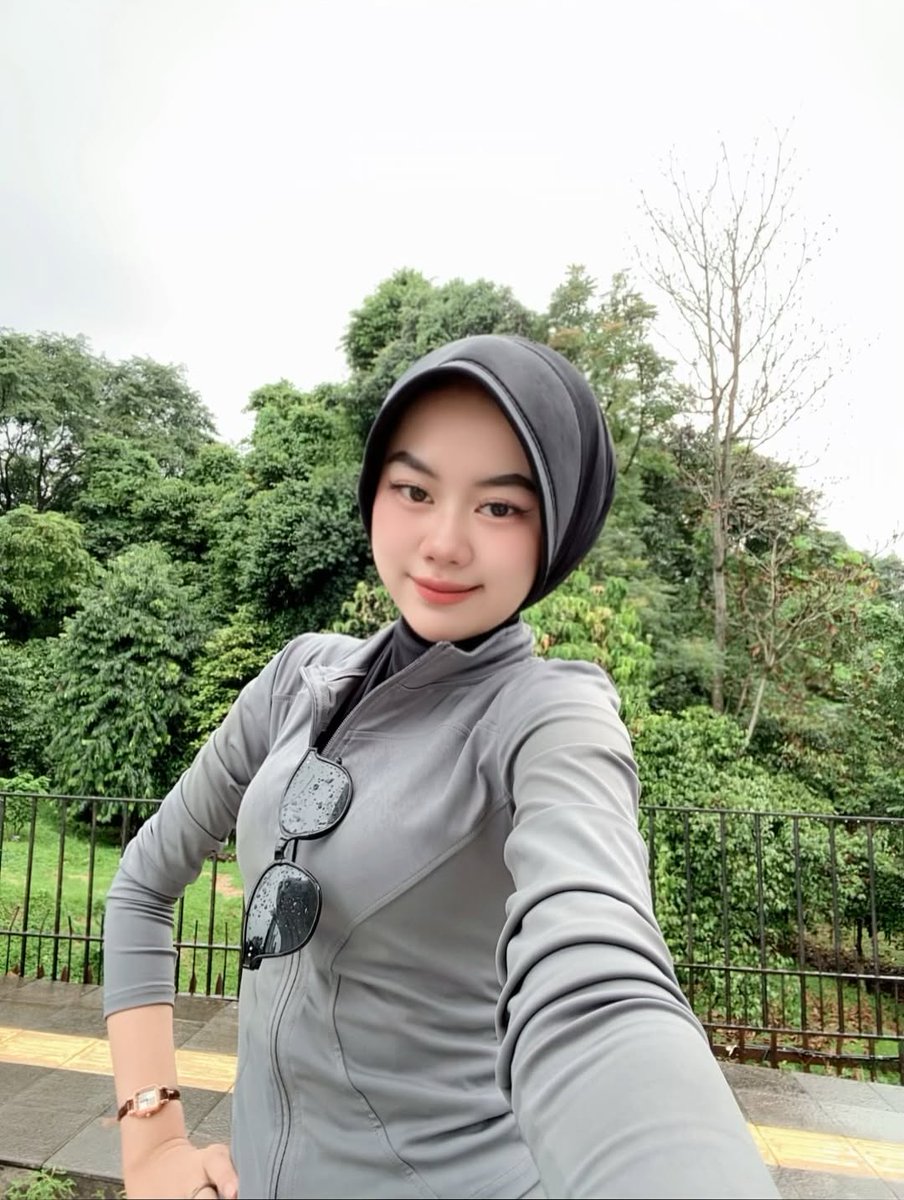 satin_shiny's tweet photo. Lihat setelan cewek pake jilbab dinas sama jaket uv ketat ini bawaannya sange terus pengen ngajak ngewe terus crott di jilbab dinas nya sambil digesek gesek ahhh 💦💦💦 https://t.co/RucoKsvrCW