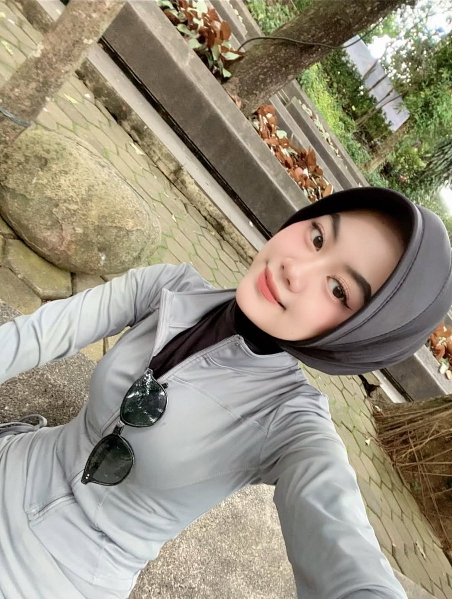satin_shiny's tweet photo. Lihat setelan cewek pake jilbab dinas sama jaket uv ketat ini bawaannya sange terus pengen ngajak ngewe terus crott di jilbab dinas nya sambil digesek gesek ahhh 💦💦💦 https://t.co/RucoKsvrCW