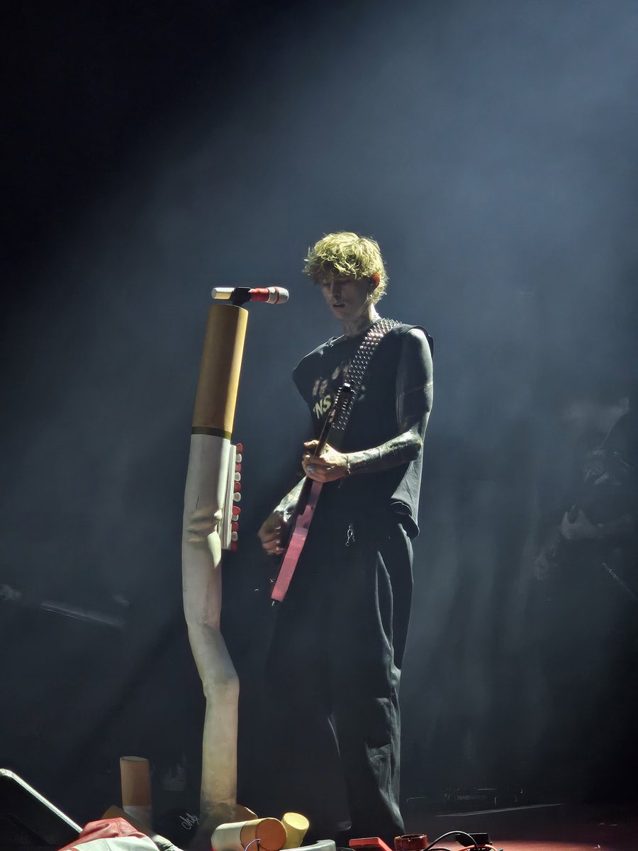 harleyjones_'s tweet photo. 35 days and counting until I'm back in my happy place with @machinegunkelly and the rest of the est fam. It's going to be a Lost Canadiana summer ❌️❌️ 😍 https://t.co/Q7hD7qEJ1w
