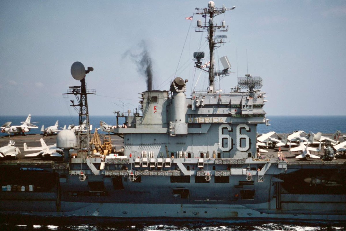 Boneyardsafari's tweet photo. Here is a look at USS America CV-66 in 1976, note the Mk 73 terrier director behind the mast as well as small exhaust stack. #ussamerica #cv66 #boneyardsafari #navalsafari #aviationsafari https://t.co/yZI9pjWIEB