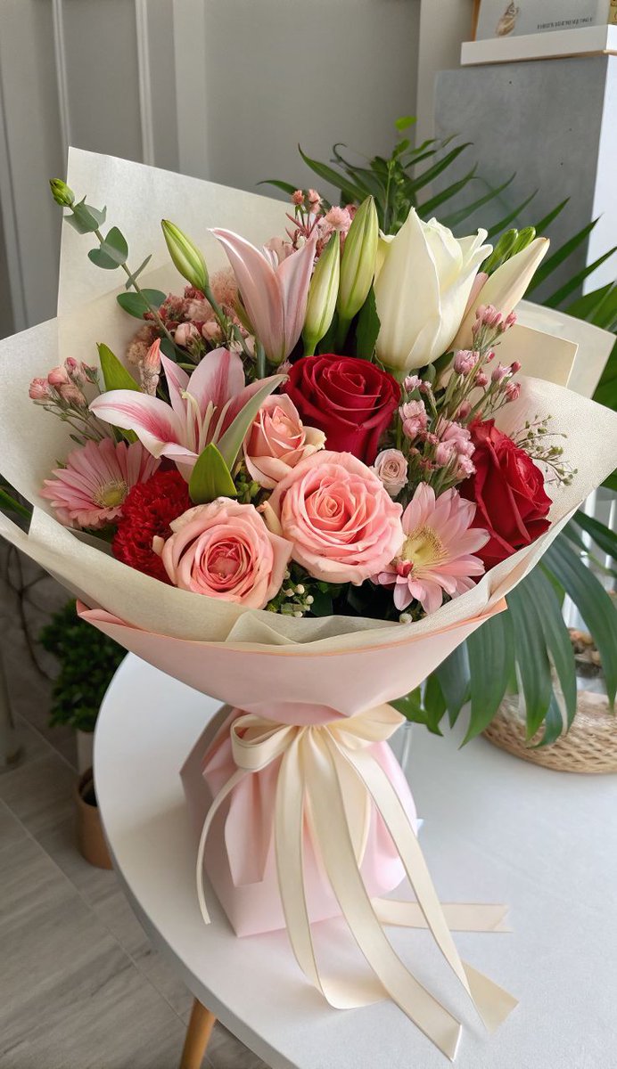 SPRXZZATURA's tweet photo. “Que nunca nos falte tu amor de madre, que dió vida y nos apapacha todo el tiempo. Sólo tú puedes hacer milagros y hoy te celebramos por eso.

Tu esposo y tu hija que te aman.
Lorenzo y Gala~

Pd. Gala quiere especificar que ella eligió la tarjeta pensando mucho en ti.” https://t.co/Qp9I5s8mVH