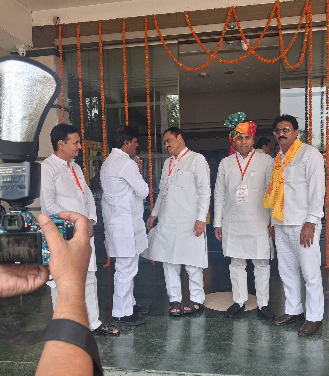 PawanGothra's tweet photo. आज 1857 की क्रांति के महानायक अमर शहीद कोतवाल धनसिंह गुर्जर जी की स्मृति में आयोजित सुभारती विश्वविद्यालय में 
“गुर्जर जनजागृति सम्मेलन” में सम्मिलित होकर वीर सपूत को श्रद्धापूर्वक नमन किया।          वीर बलिदानियों को शत-शत नमन।
#dhansinghkotwal #शहीद_कोतवाल_धनसिंह_गुर्जर_जी https://t.co/4rUKpIuYtl