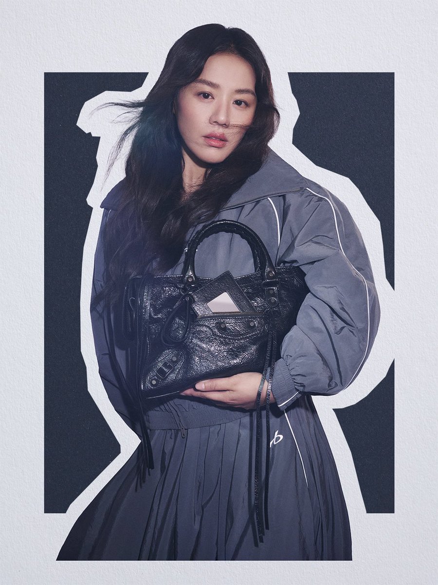 mintmag_th's tweet photo. เสิร์ฟภาพแคมเปญใหม่ของ Balenciaga กับคนดัง #YangChaoyue #ChenFeiyu และ #MaSichun กับไอเท็มใบสวย Rodeo, Le City และ Le 7  ไปจนถึงรองเท้า Jet sneakers, Comfy loafers, แว่นตา Cosmo sunglasses, เครื่องประดับ Eisa jewelry และลุคจากคอลเล็กชั่น Summer 26 และ Fall 26 ที่ผ่านการออกแบบโดย  Pierpaolo Piccioli 💚

#Balenciaga 
#MintNews
