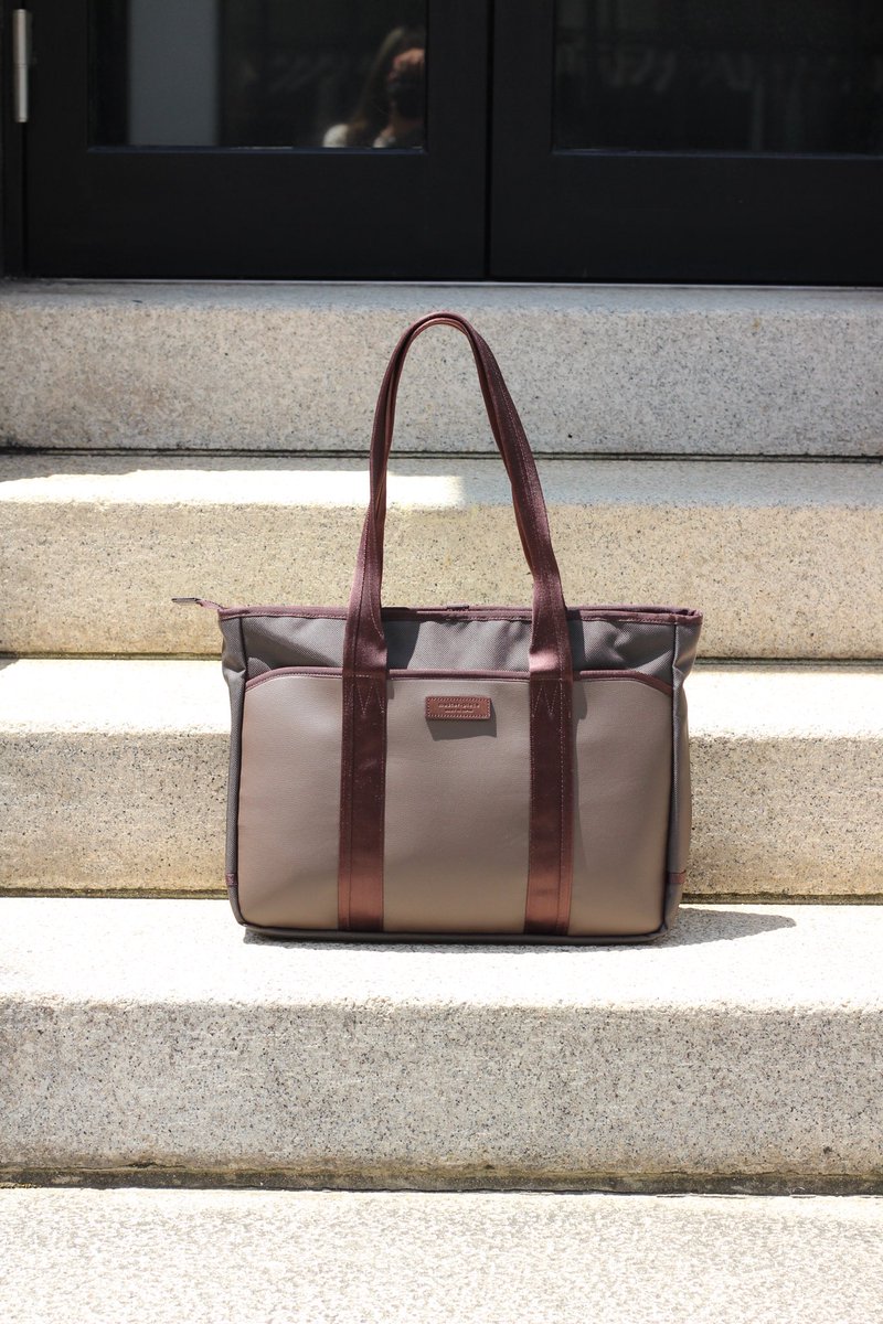 mspc_kyoto's tweet photo. -2026SS NEW ARRIVAL-
【Attitude】

天然皮革のような質感を持ちながら、傷に強く防水防汚性に優れたコントラクトレザー（高耐久合成皮革）をメイン素材に採用。本革のような見た目と柔らかさを持ちながら軽量で、天候を気にせず使用できます。

#masterpiece 
#マスターピース
#京都河原町 https://t.co/D4FAoefisk