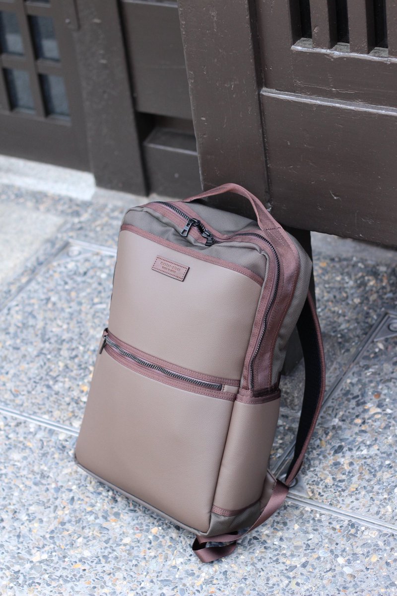 mspc_kyoto's tweet photo. -2026SS NEW ARRIVAL-
【Attitude】

天然皮革のような質感を持ちながら、傷に強く防水防汚性に優れたコントラクトレザー（高耐久合成皮革）をメイン素材に採用。本革のような見た目と柔らかさを持ちながら軽量で、天候を気にせず使用できます。

#masterpiece 
#マスターピース
#京都河原町 https://t.co/NuITWZI4Be