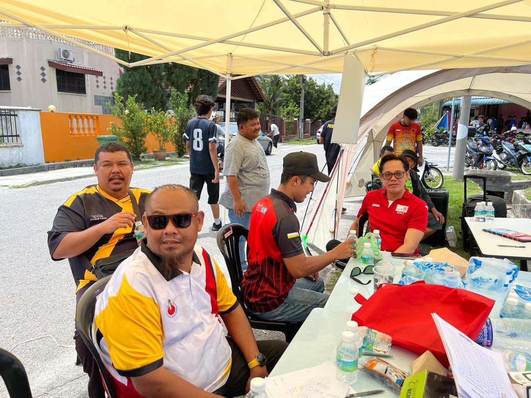 ddGopeng's tweet photo. menyampaikan hadiah bagi pemenang pertandingan sepak takraw di Cawangan anjuran Pemuda Bahagia @yashiryahaya https://t.co/V3MQVJjp01