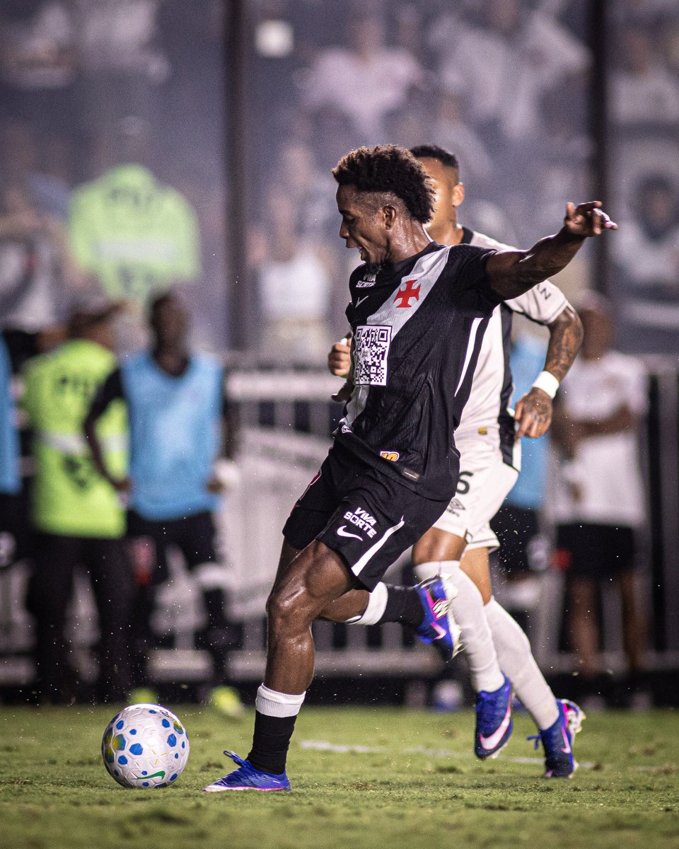 — Não sou cria do Vasco, não sou da base do Vasco, mas isso virou a minha casa. Eu tenho que honrar o manto que estou vestindo. Desde que cheguei aqui eu pensei em conquistar alto para o torcedor. Penso que estou no caminho certo. Estou trabalhando para que no final eu seja