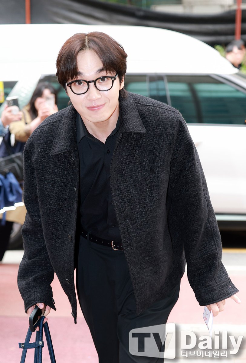 trilly_0705's tweet photo. https://t.co/rB5BoOjxPp
불후의명곡 출연 출근 기사 #이석훈 https://t.co/SBSSNVZCt5