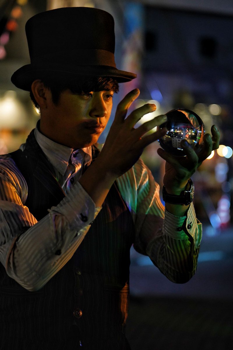 jy_skyadd's tweet photo. 5/9 ひたち国際大道芸 夜会風景
Entertainer Hi2 さん
その2
夜会グリーティング。
背景が暗いとステージ風で良いですね。☺️
#Hi2 #EntertainerHi2
#ひたち国際大道芸 https://t.co/hOWbQHaJUr