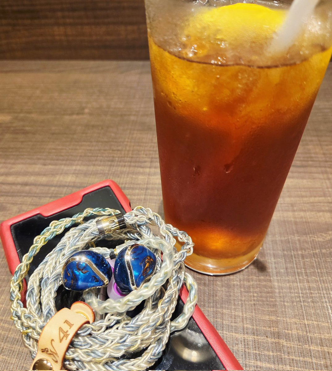 kuniakikunda's tweet photo. 喫茶店で
【SW41】とMest Indigo☕🍋

緻密に幾重にも重なる繊細な音のカーテンを掻き分けて、美しい調べが流れる空間の中へ…心が優しく癒されるような、心地好いくすぐったさ🍀

数種類セール中🥳

#SympathieWorks 
#SW41
#OndeAstral 
#UniqueMelody 
#MestIndigo 

https://t.co/DeH4YfQp82 https://t.co/qTZZKqDmJo