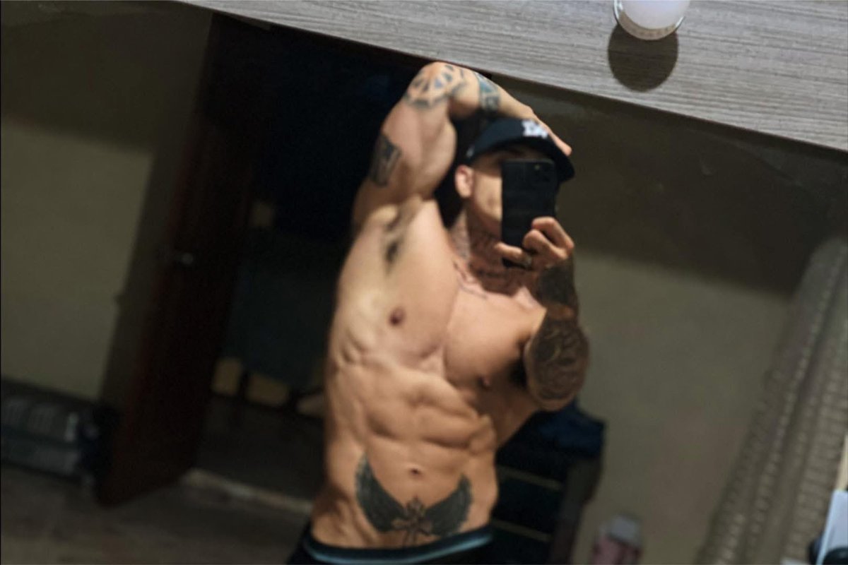 Hay miradas que dicen más que una descripción 👀🔥

#Fitness
#GymLife
#MensPhysique
#Workout
#GioMalo