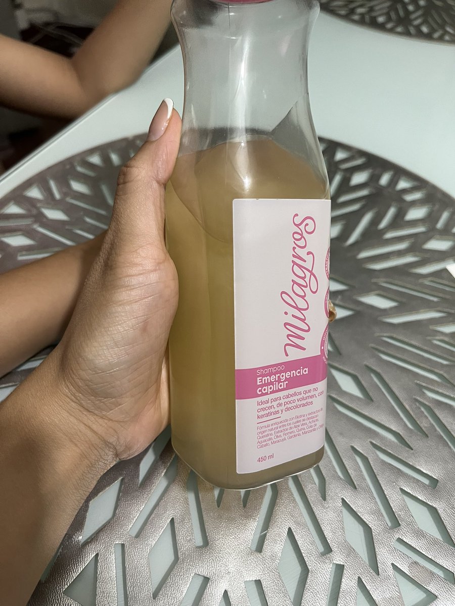 jamt21_'s tweet photo. @FloresDeLaurel Por el color del producto que muestras y esa textura puedo decirte que ese shampoo no es original. Ellos siempre han recomendado comprar sus productos en sus propias tiendas porque los falsifican muchísimo. El shampoo vale 35.900 y aquí te muestro el mío https://t.co/0Kp7uyOotw