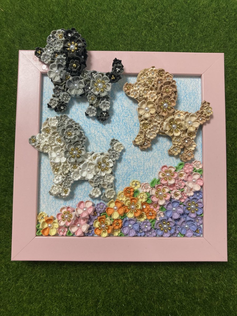 su08_19's tweet photo. オーダー品✨

トイプードルは難易度も高く…
出来上がった時の達成感は
えぐいです🥹笑

オーダーは基本料金＋1000円で
お好きなモチーフにお好きな色を
お選び頂けます！

気になるものがありましたら
コメント、DMお待ちしております🥰

#折り紙でつまみ細工 #トイプードル #ハンドメイド https://t.co/5OToqOtdua