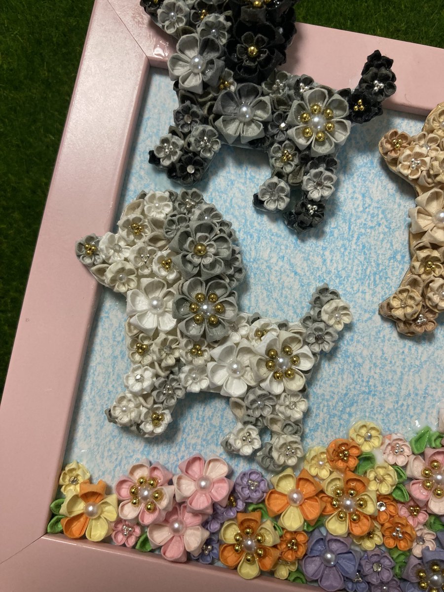 su08_19's tweet photo. オーダー品✨

トイプードルは難易度も高く…
出来上がった時の達成感は
えぐいです🥹笑

オーダーは基本料金＋1000円で
お好きなモチーフにお好きな色を
お選び頂けます！

気になるものがありましたら
コメント、DMお待ちしております🥰

#折り紙でつまみ細工 #トイプードル #ハンドメイド https://t.co/5OToqOtdua