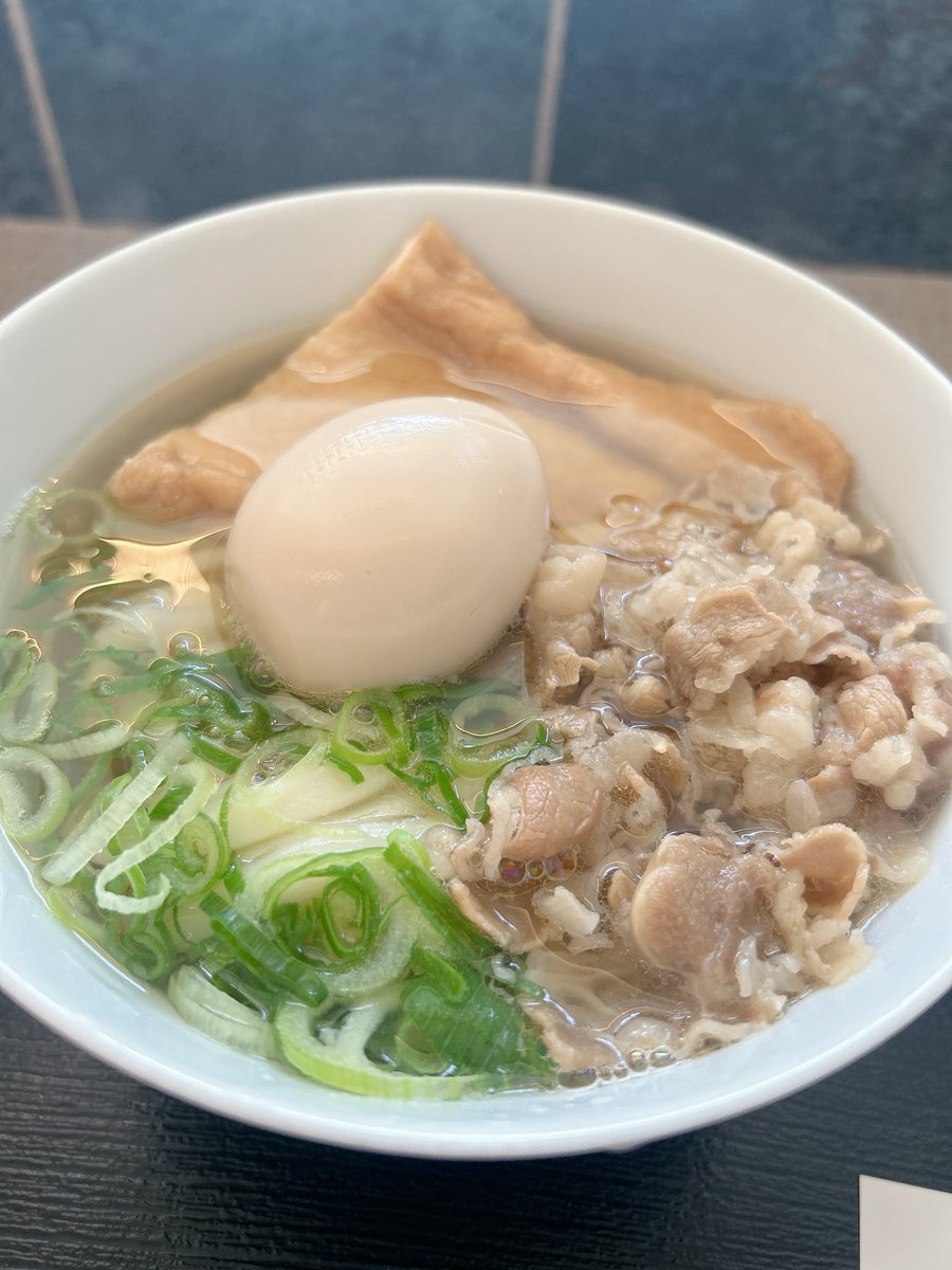 KTabelog's tweet photo. 青物横丁藤丸うどんをリピート。
GWの暴飲暴食を労るかのような、優しいお出汁。大判のきつねにジュワーっと美味しいお出汁が溢れて甘辛なお肉、旨味たっぷりの煮卵も最高に美味しい🤤
本日もご馳走様でした🙏

#青物横丁 #品川シーサイド #kohakuのグルメ https://t.co/zXvdmfYLn9