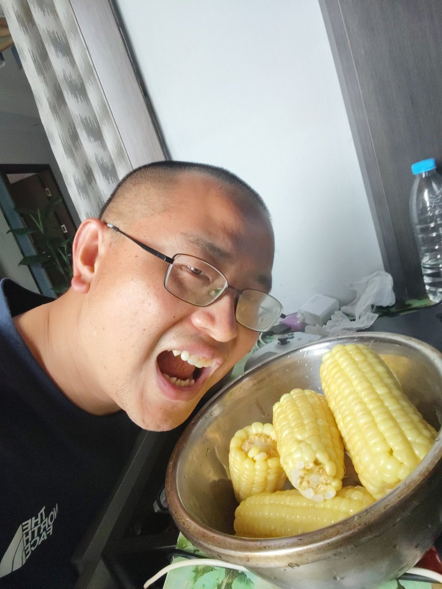 JamesCageWhite's tweet photo. I'm eating corn as reward, very yummy very tasty i like it https://t.co/R7p8RjAnl0