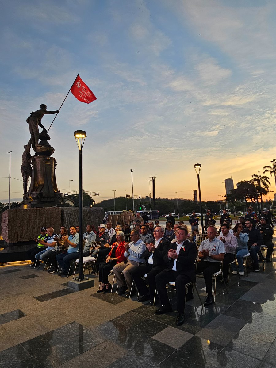 EmbajadaRusaVen's tweet photo. ⭐️ #Victoria81

El 9 de mayo, en la Plaza de la Victoria de Caracas, se celebró la proyección nocturna del documental «La toma del Reichstag y la caída del nazifascismo», dedicado a la heroica hazaña del pueblo soviético y a la Victoria en la Gran Guerra Patria. https://t.co/7kW82DtFVO